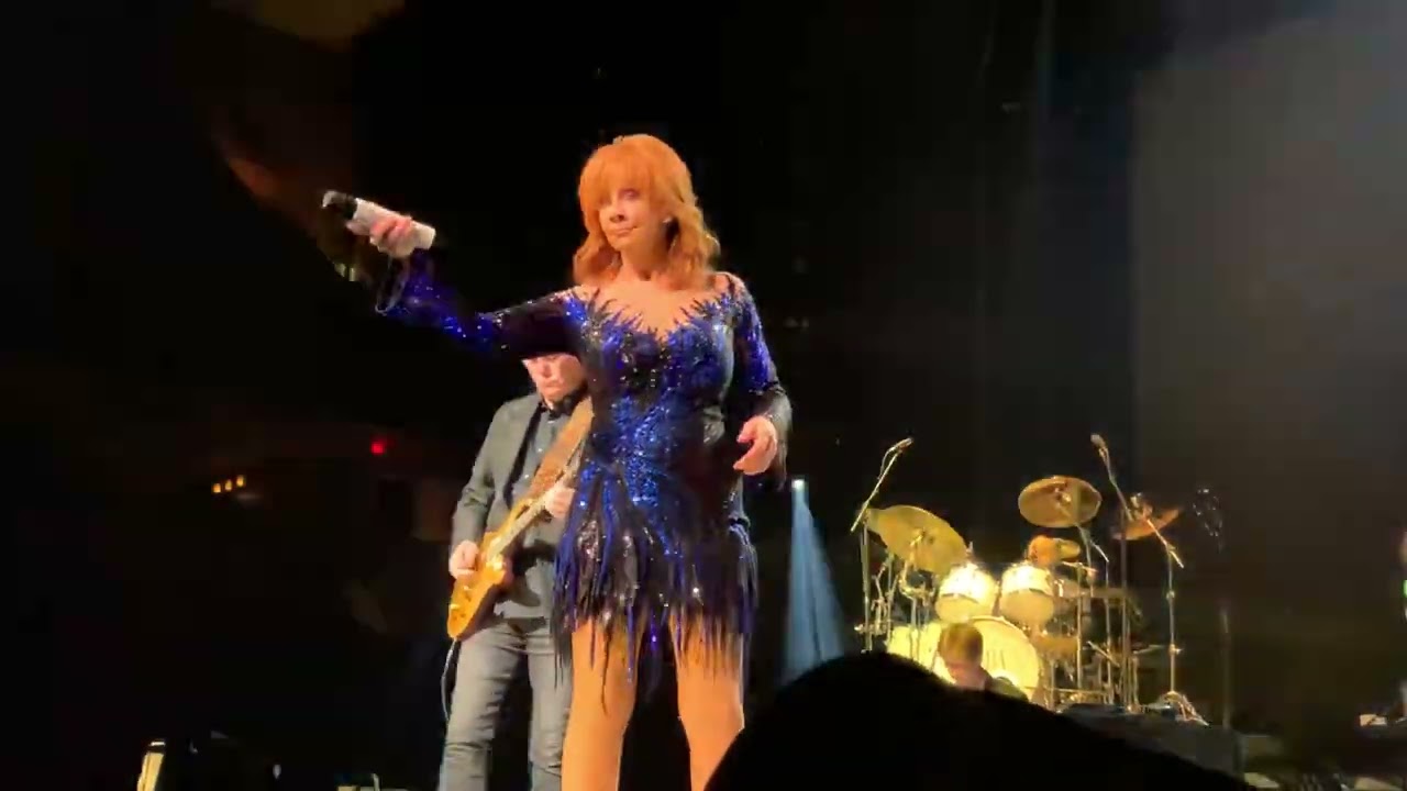 Reba McEntire live “She ain’t going out like that”