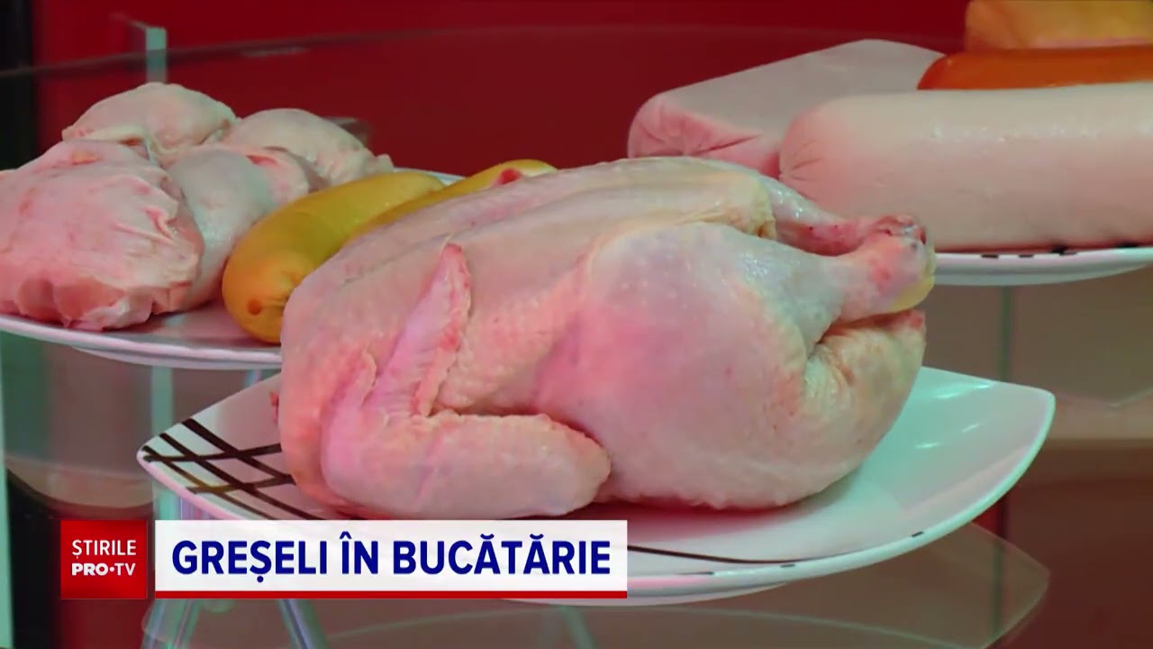 Cum ne îmbolnăvim din bucătărie. Cercetătorii români explică de ce nu trebuie spălată carnea de pui