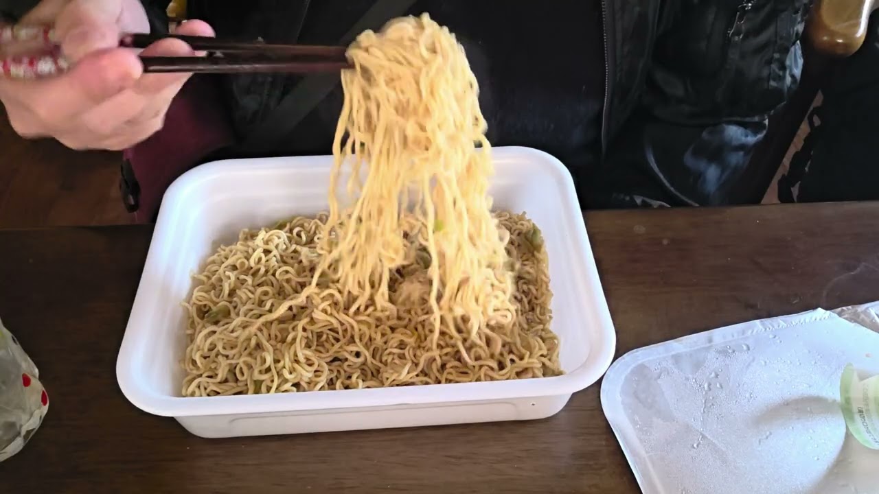 まるか食品の、ペヤング超大盛りハーフ&ハーフ焼きそばを、堪能している所を、撮影してみました。