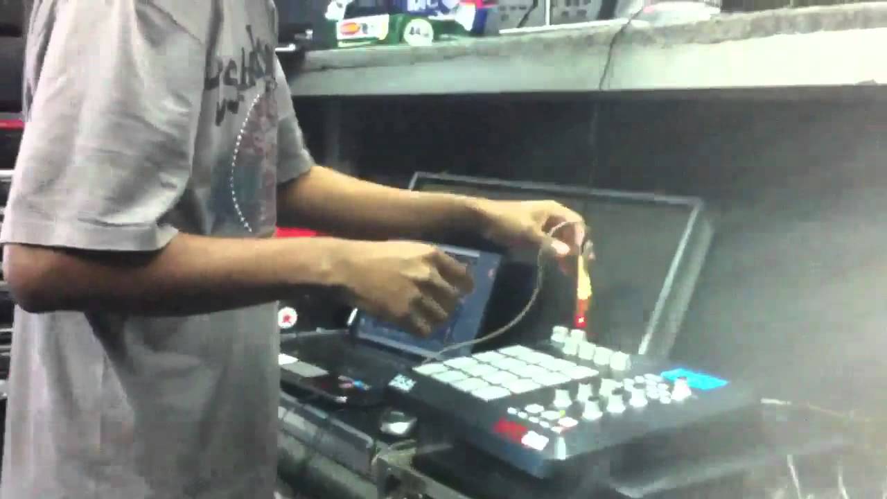 Cabide Dj ligando IPad na Mpd 26