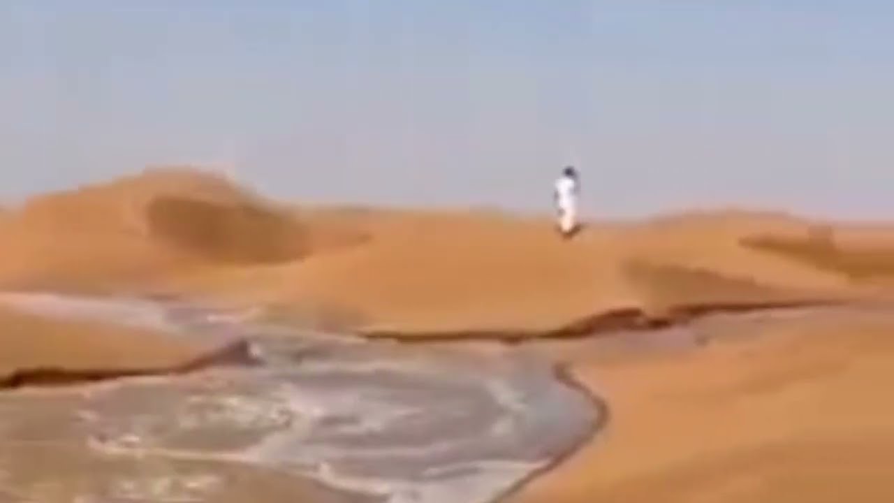 🇸🇦 A strange River burst out in the desert of Saudi Arabia / Desert To Turn Green now #riverinDesert