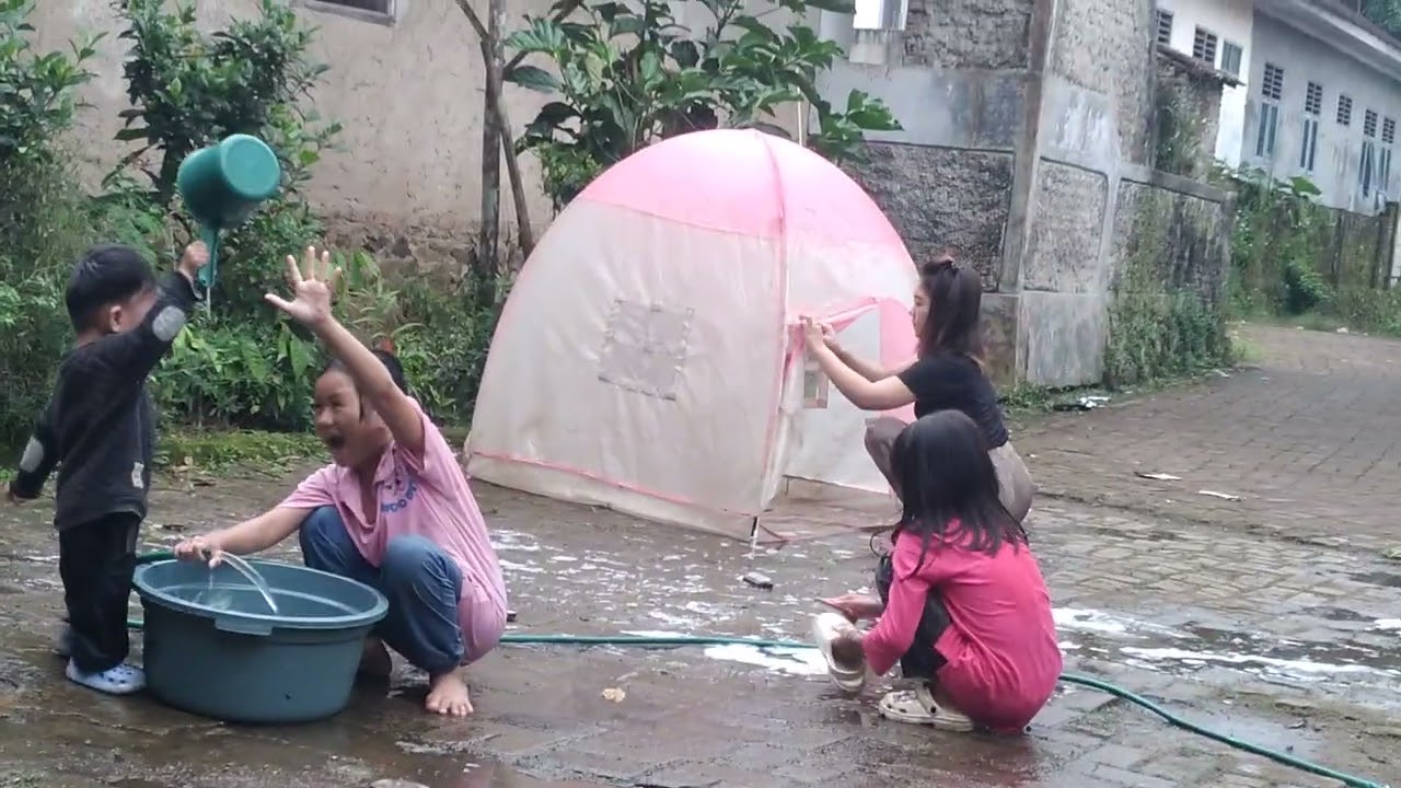 ADEK RIAD IKUT NYUCI TENDA BARENG TEH BILA. TEH AIDA. SAMA KAKAK KAILA❤️