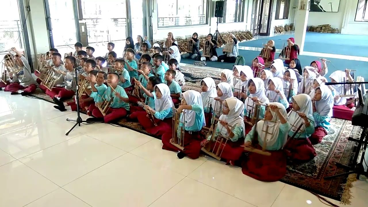 SDN 1 Cimareme Bandung Barat Bermain #Angklung di Bale Seni Barli   #Kotabaruparahyangan