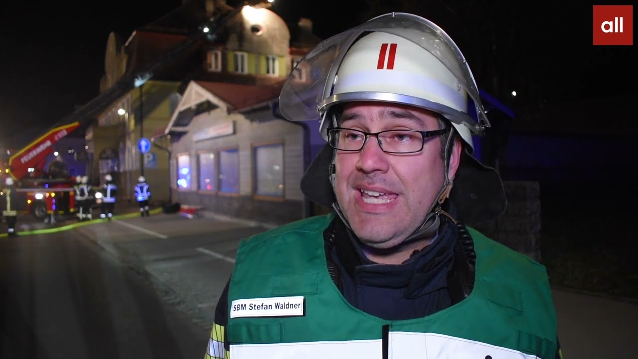 Dachstuhl gerät in Kaufbeuren in Brand - Feuerwehren können weiteres Ausbreiten verhindern