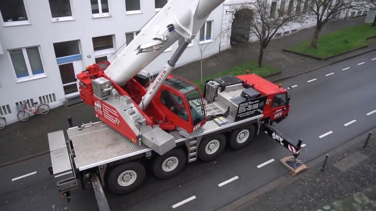 Größte LKW Deutschlands: Der Mega Autokran im Einsatz. Eine Tonnenlast muss blind in einen Schacht.