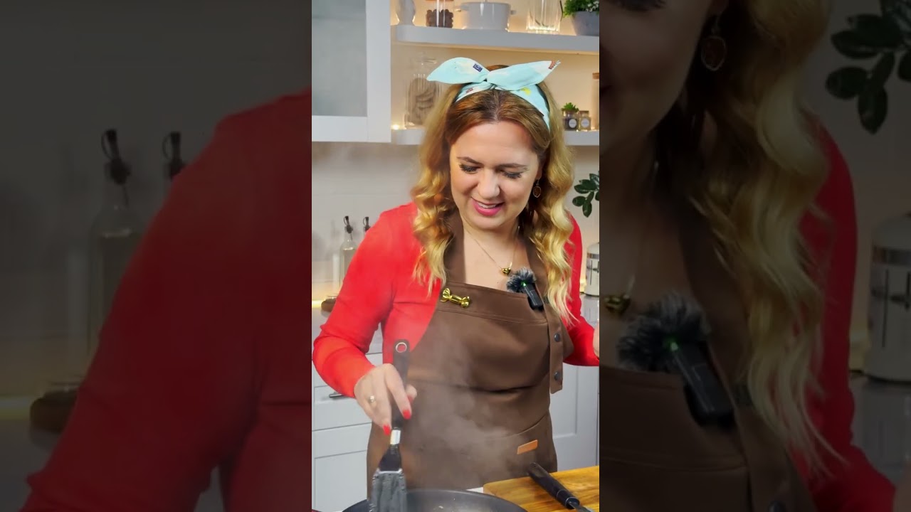 Теплый салат с рукколой, печенью и хурмой