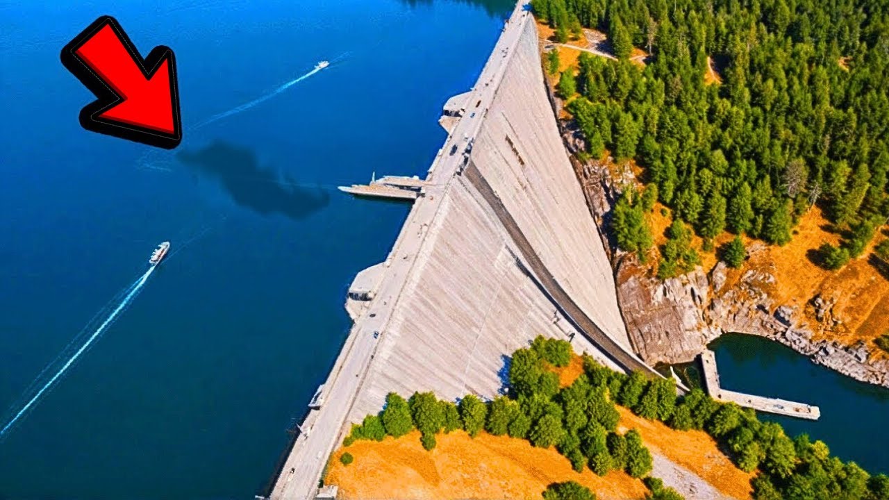 Homme fait voler un drone au-dessus d’un barrage. Quelques minutes plus tard, il fait une...