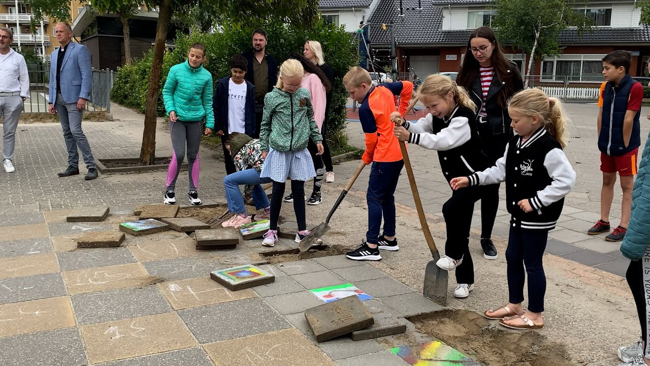 SCHIE TV: Kliederen in de modder tijdens schoolpauze; Violier en Vlinder ‘vergroenen’ schoolplein
