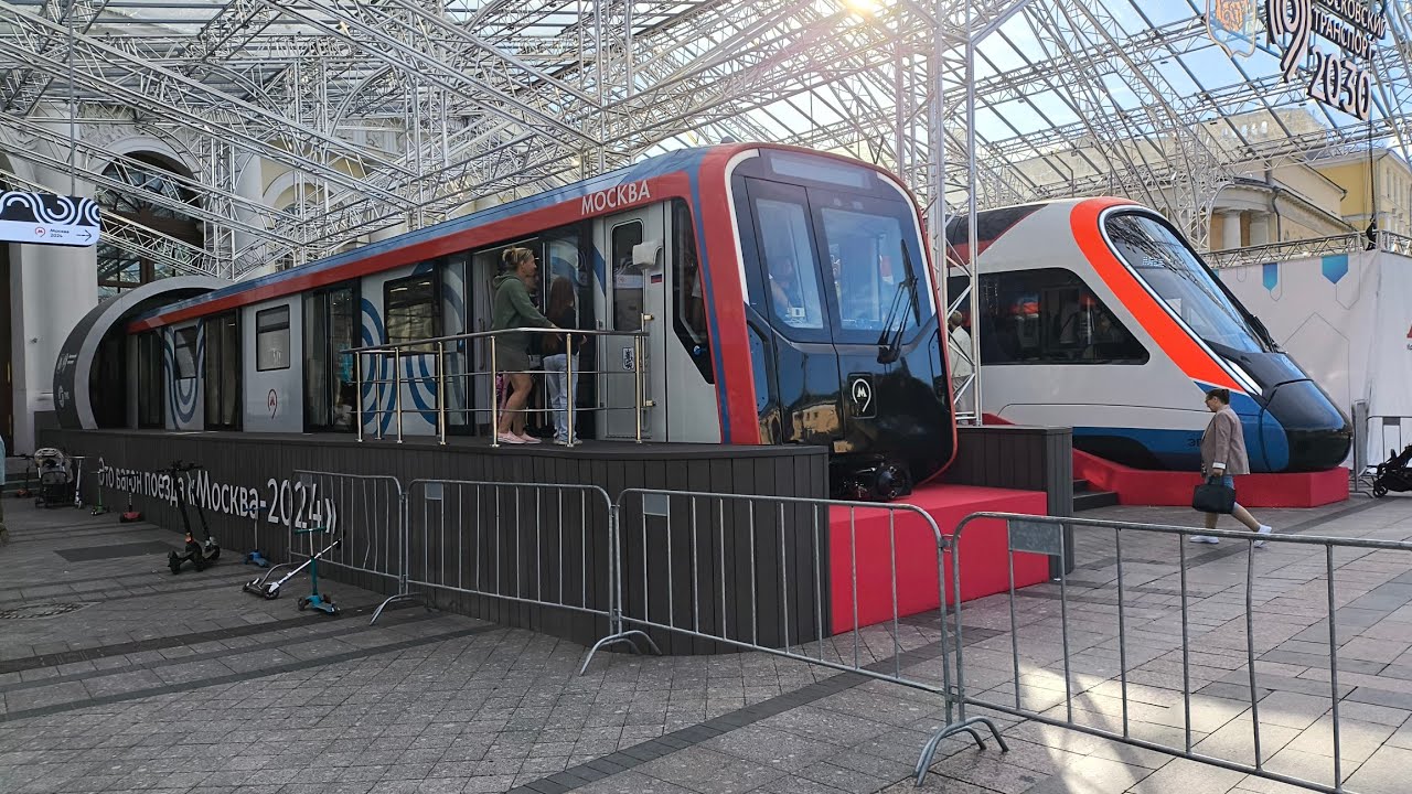 Территория будущего. Москва 2030. Макеты электробус, поездов метро и МЦД на станции Манежной