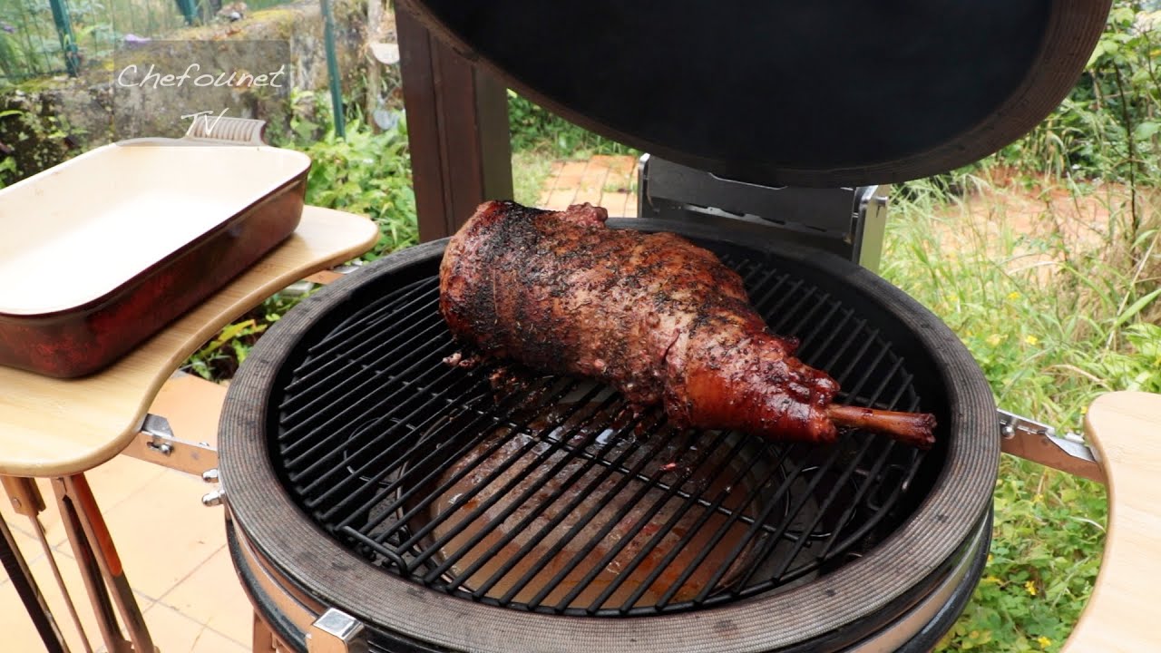 Gigot d'agneau du Sud Ouest fumé au cerisier, crème à l'ail noir