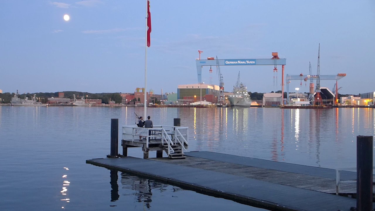 Kiel / German Naval Yards (HDW Kran) - Dudelsackspieler an der Kiellinie