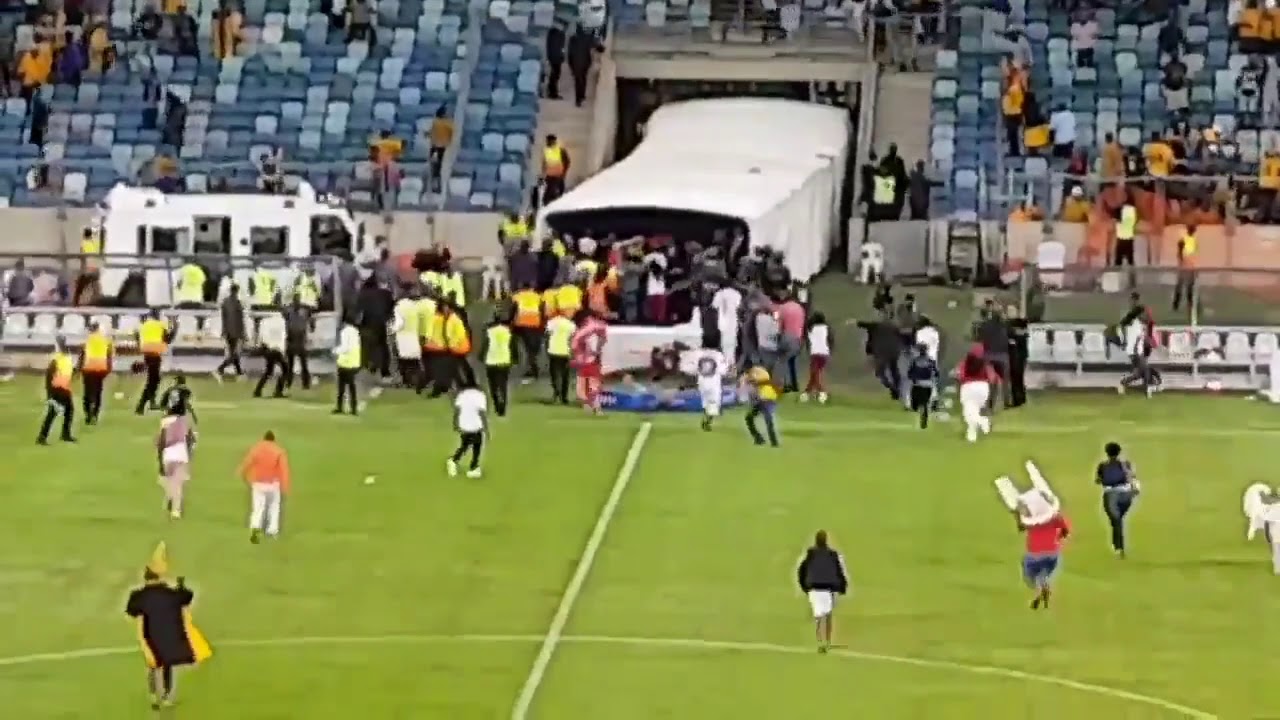 Moses Mabhida crowd invasion (21 April) Kaizer Chiefs vs freestate stars 2-0