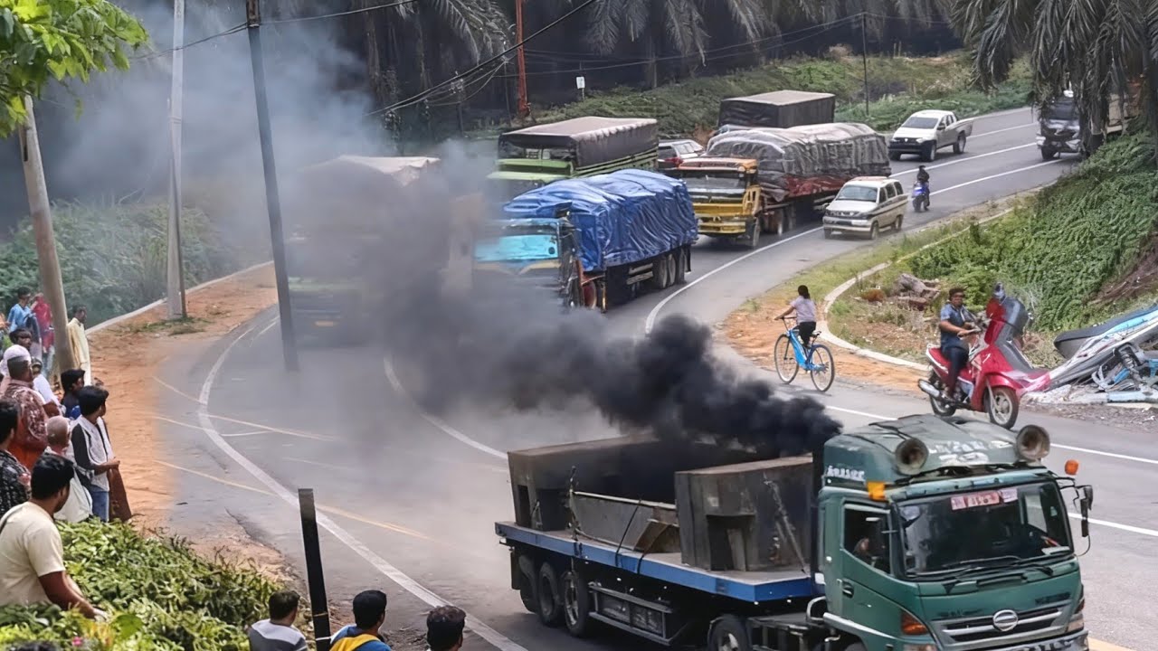 Detik-detik Pemotor Jungkir Balik-Trailer Jepang Kompoi di Bukit kodok