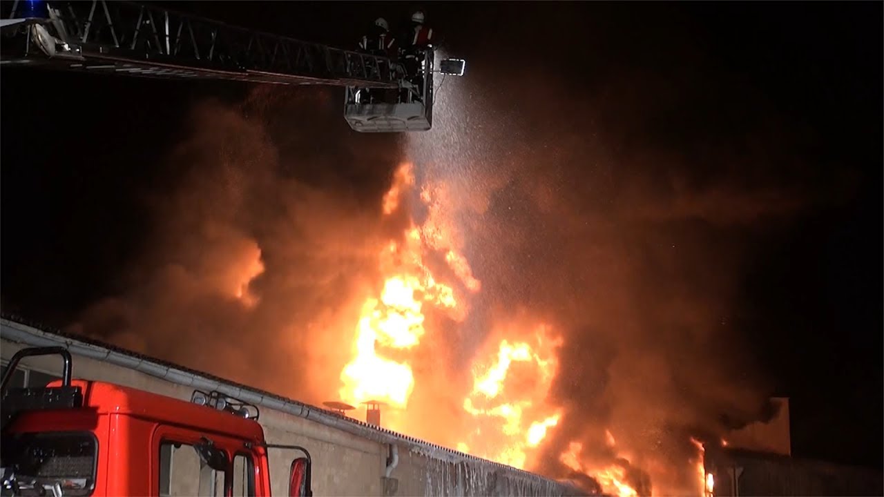 16.06.2017 - Lagerhalle mit Reifen ausgebrannt