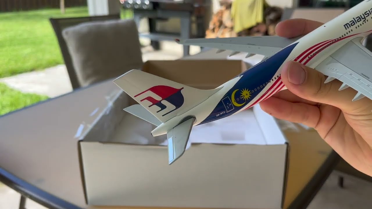 Unboxing of Malaysia airlines Airbus a330-200 Jc wings200