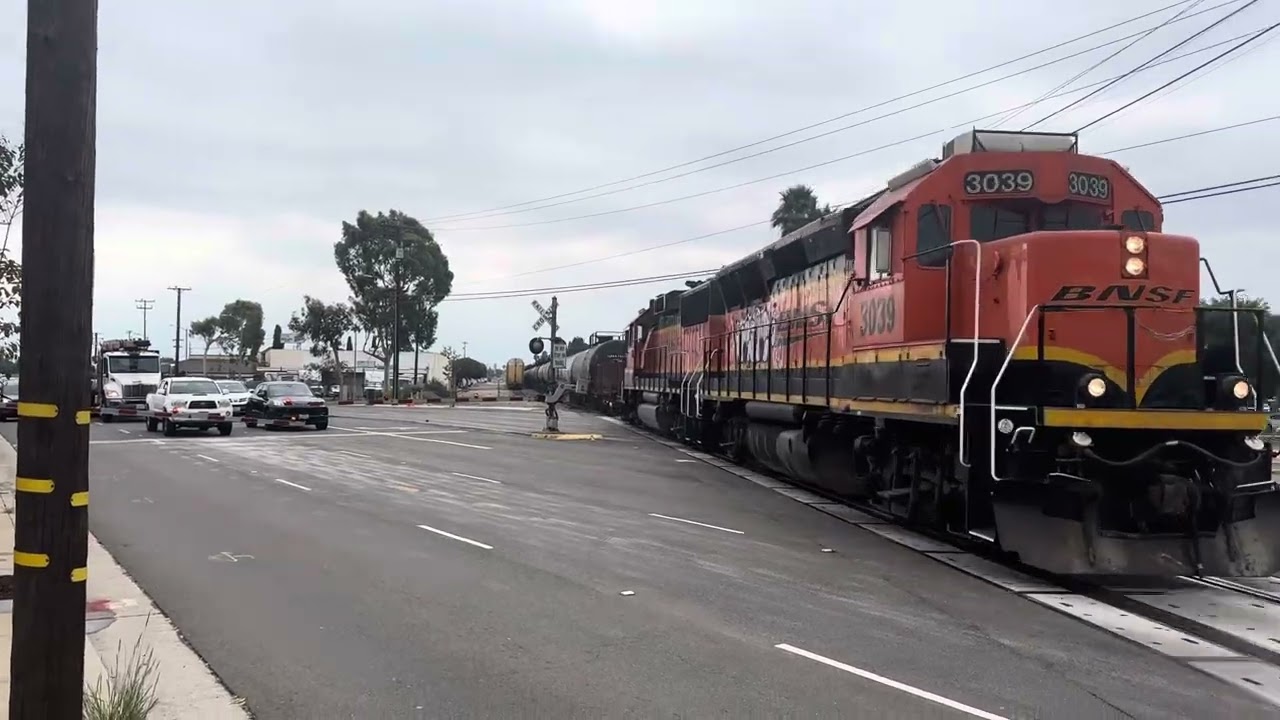 BNSF 3039 leads the local to the Alcoa Yard and El Segundo Yard after passing Sepulveda Blvd 