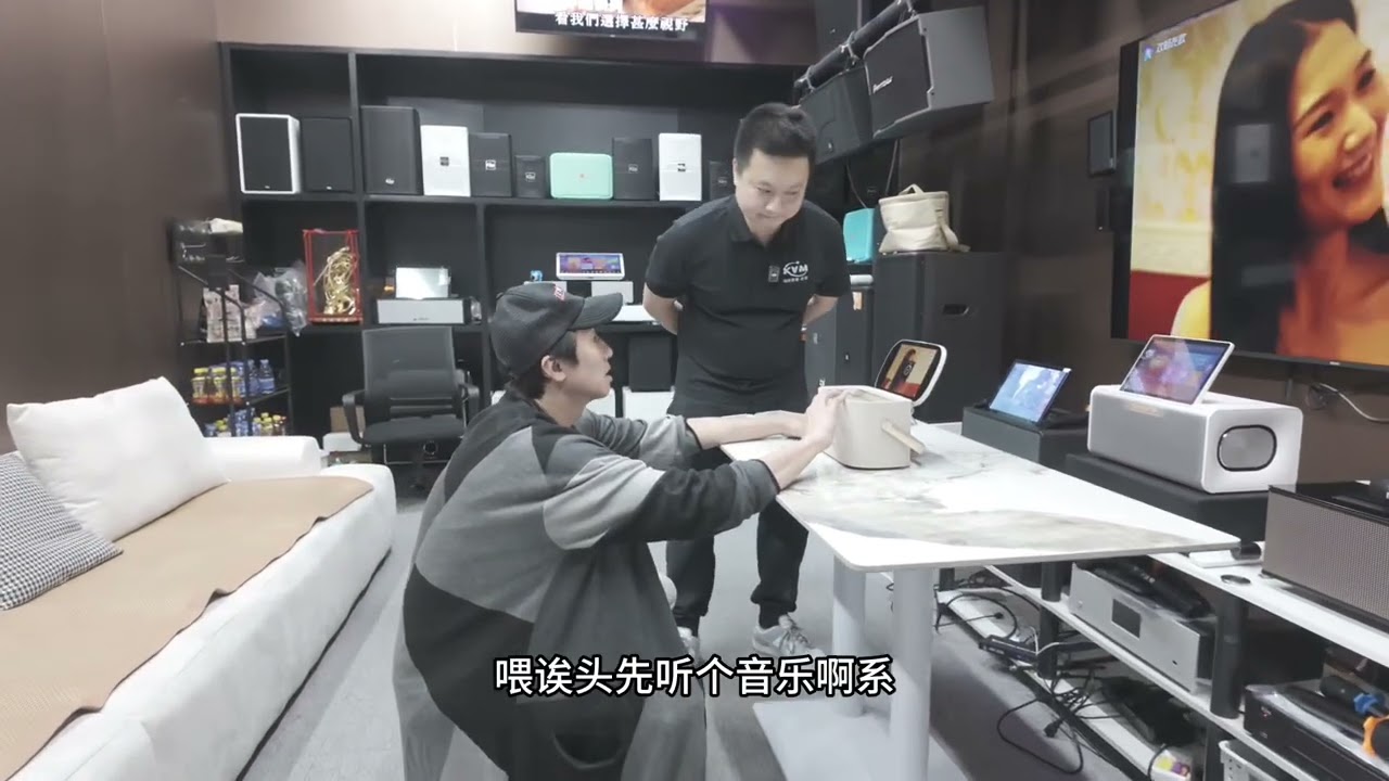 《墨魚遊戲2》中的洪天明前來潮欣音響武哥這裡體驗魅鳥最新手提KTV音響，好評如潮！