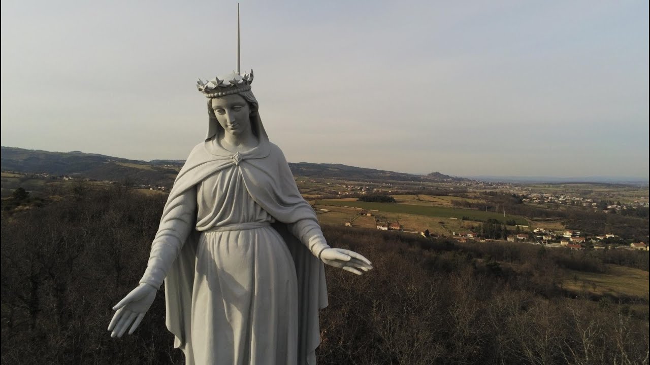 Survol de Champdieu, madone, église et prieuré. Loire Forez. Montbrison. Drone ANAFI 4K
