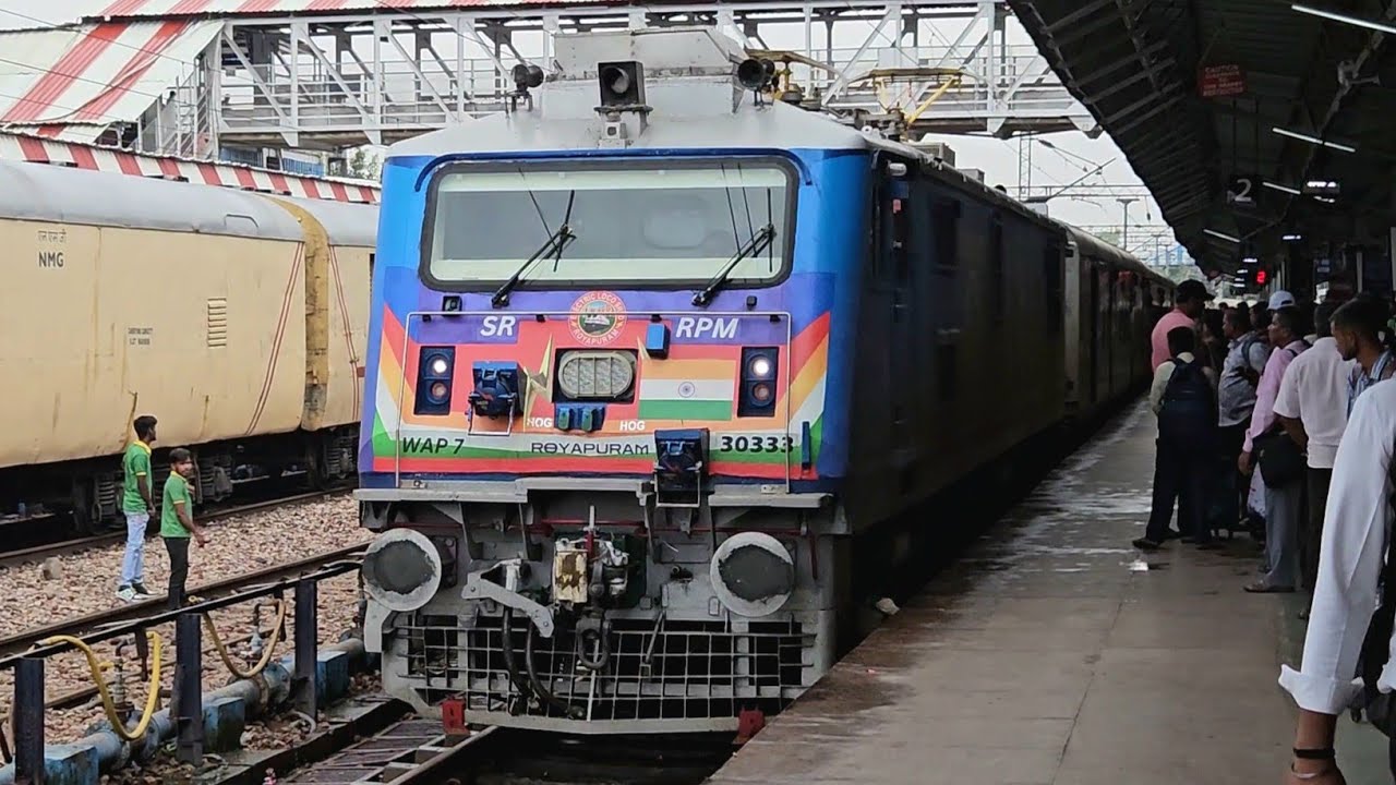 Vishakapatnam Swarna Jayanti arriving Agra Cantt with Cab Modified RPM WAP 7 !!