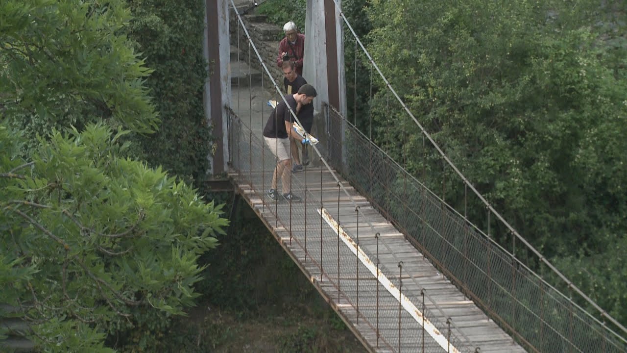 El pastís de formatge més llarg del món, sobre el pont de Rupit