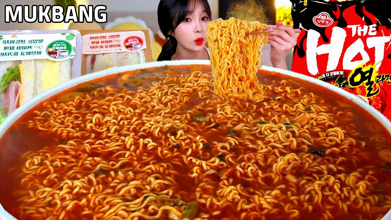 ASMR🔥 8 пакетов острейшей лапши + бутерброд из магазина🍞