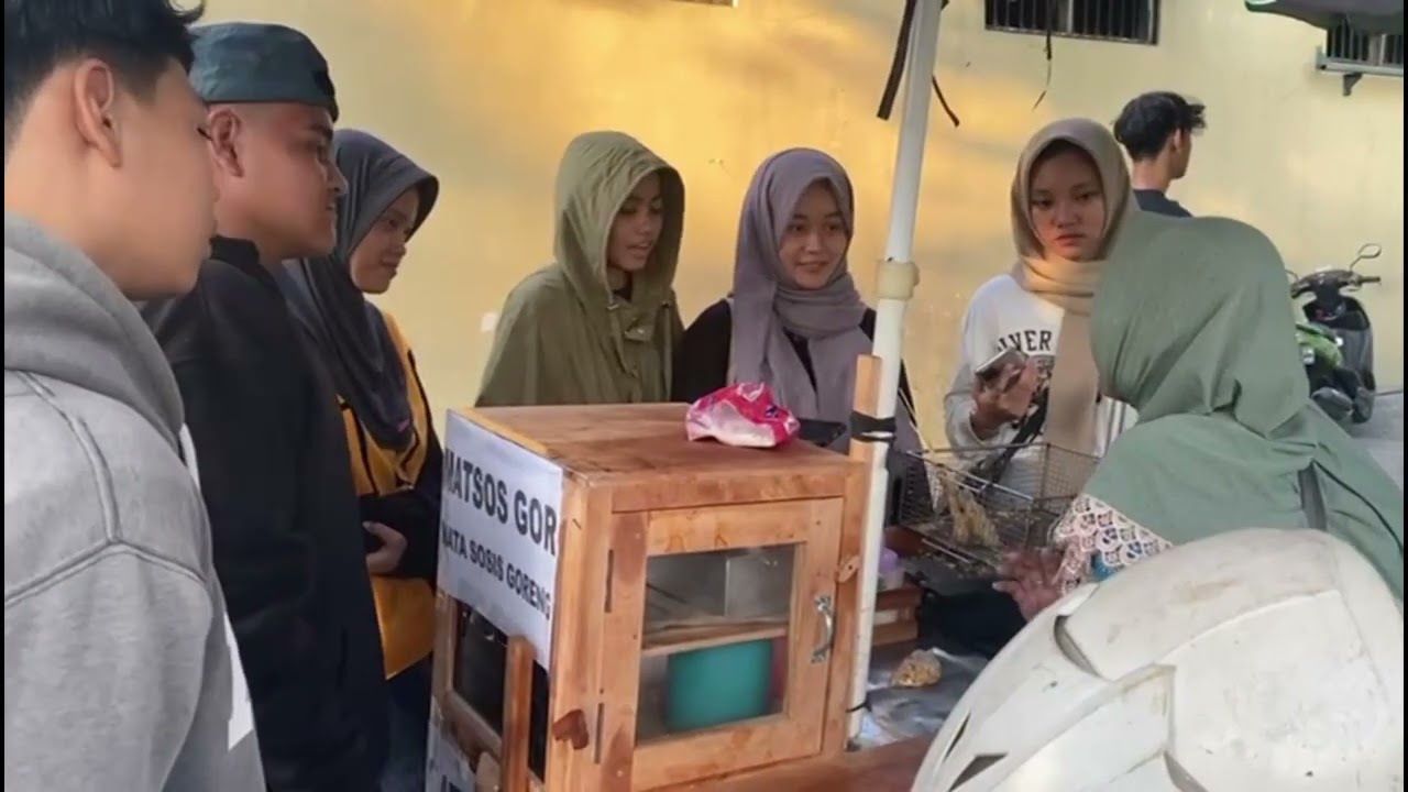 wawancara pedagang matsos goreng di lapangan karang asem//( tugas bahasa Indonesia )