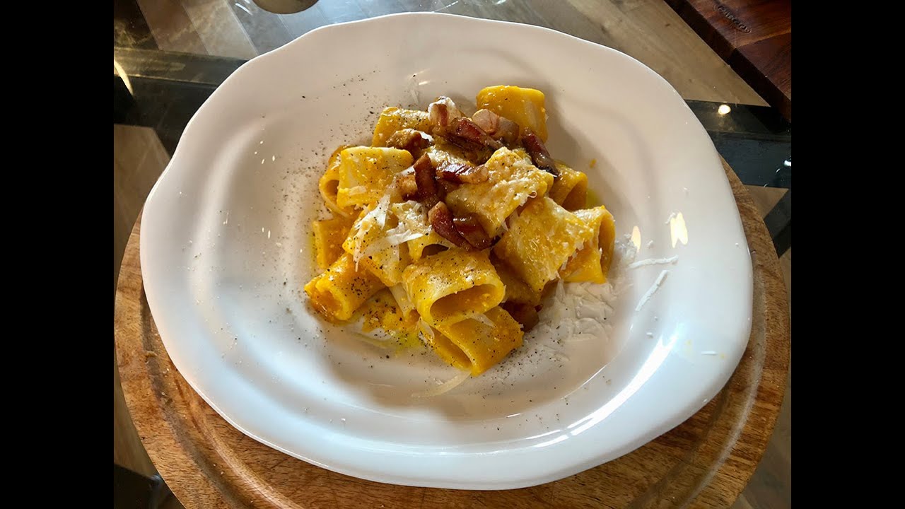 Mezze maniche zucca, pecorino e guanciale croccante