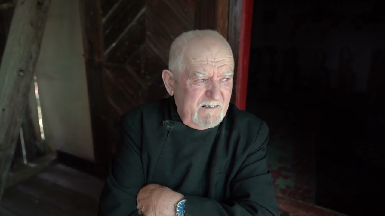 Preotul Tecșa, părintele din biserica de lemn, care a văzut cum s-a stins un sat în 50 de ani
