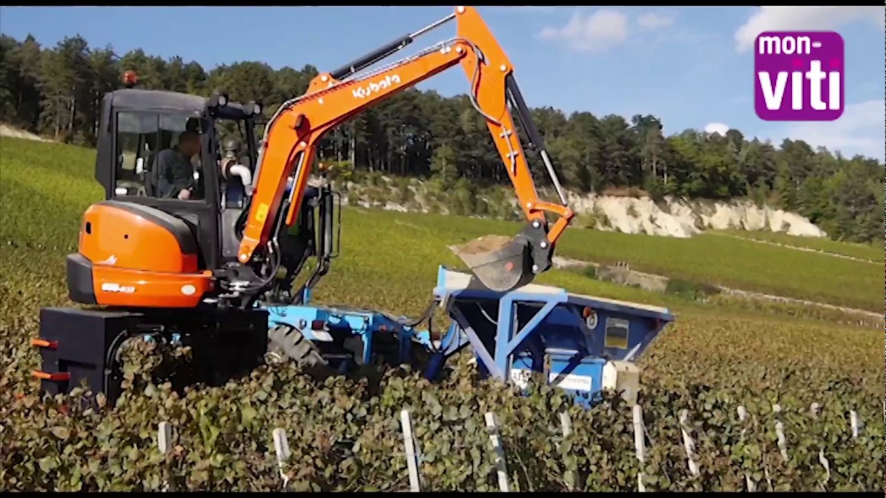 Un viticulteur fabrique une mini-pelle enjambeur
