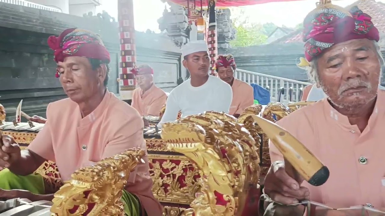 Tabuh yadnya oleh sekaa gong genta buana batu gaing kaje tabanan di pure luhur tanah lot
