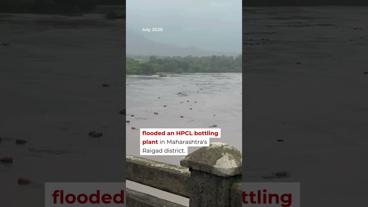 3,000 LPG Cylinders Washed Away After Heavy Rains In Maharashtra | Mo of Everything