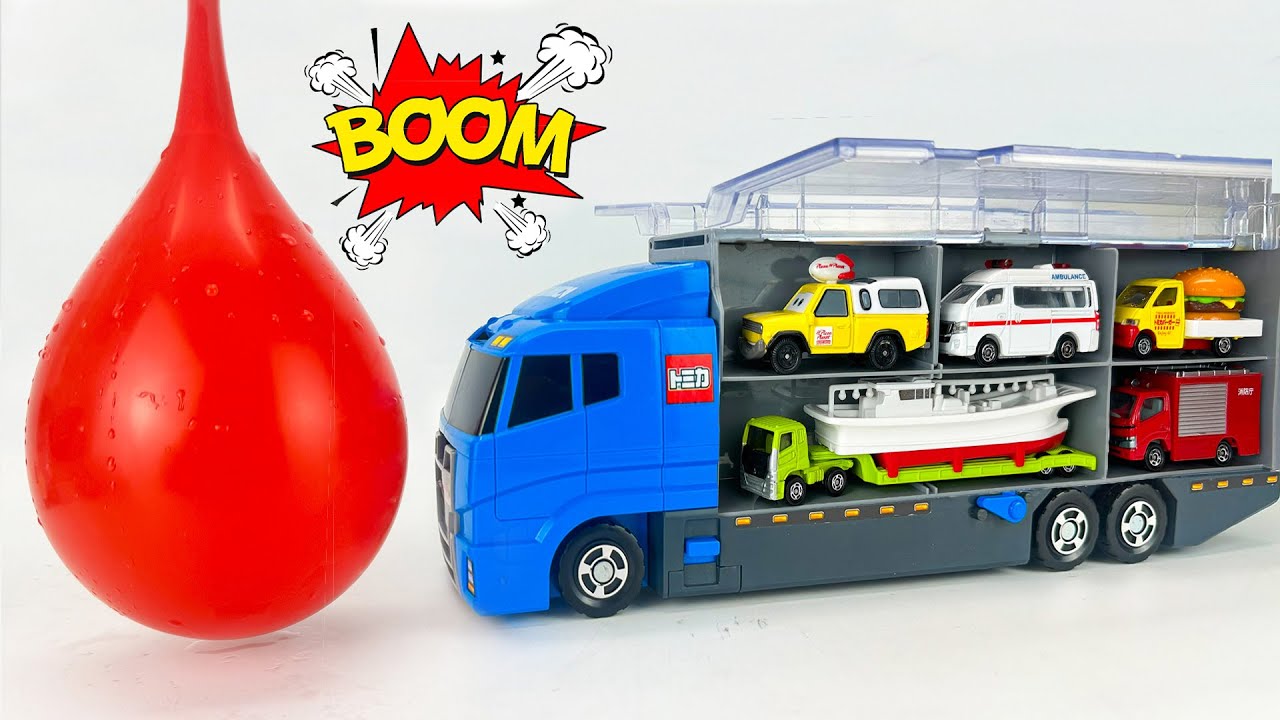 トミカ☆人気ミニカー13台をコンボイに収納！巨大水風船クラッシュ！13 popular Tomica cars loaded for water balloon crash