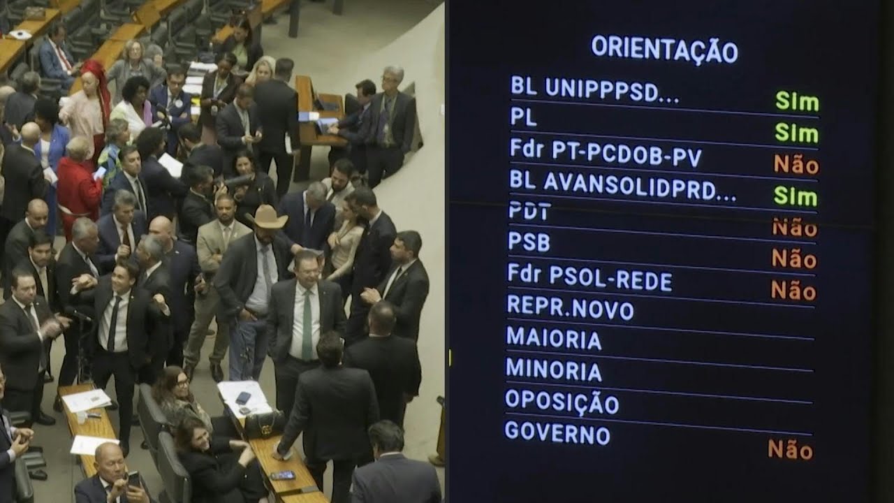 Deputados aprovam projeto para reduzir pena de Bolsonaro após tumulto | AFP