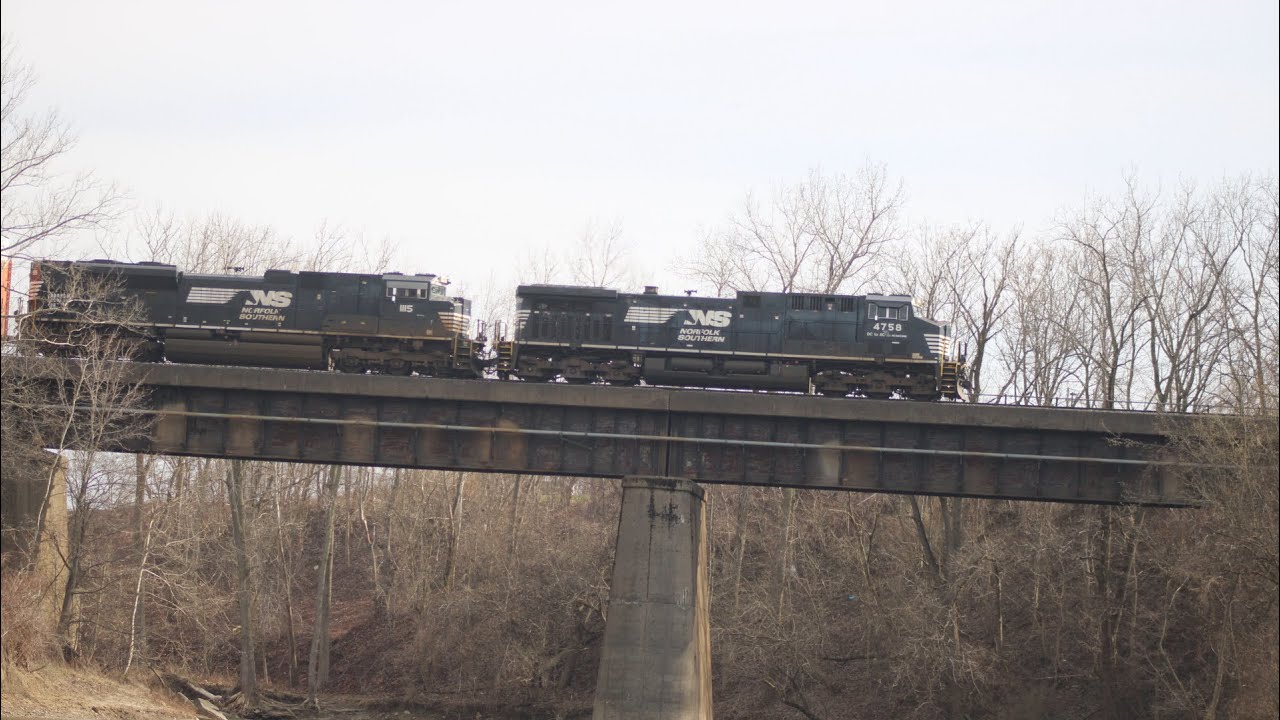 Ns 17E passed over river in Willoughby Ohio