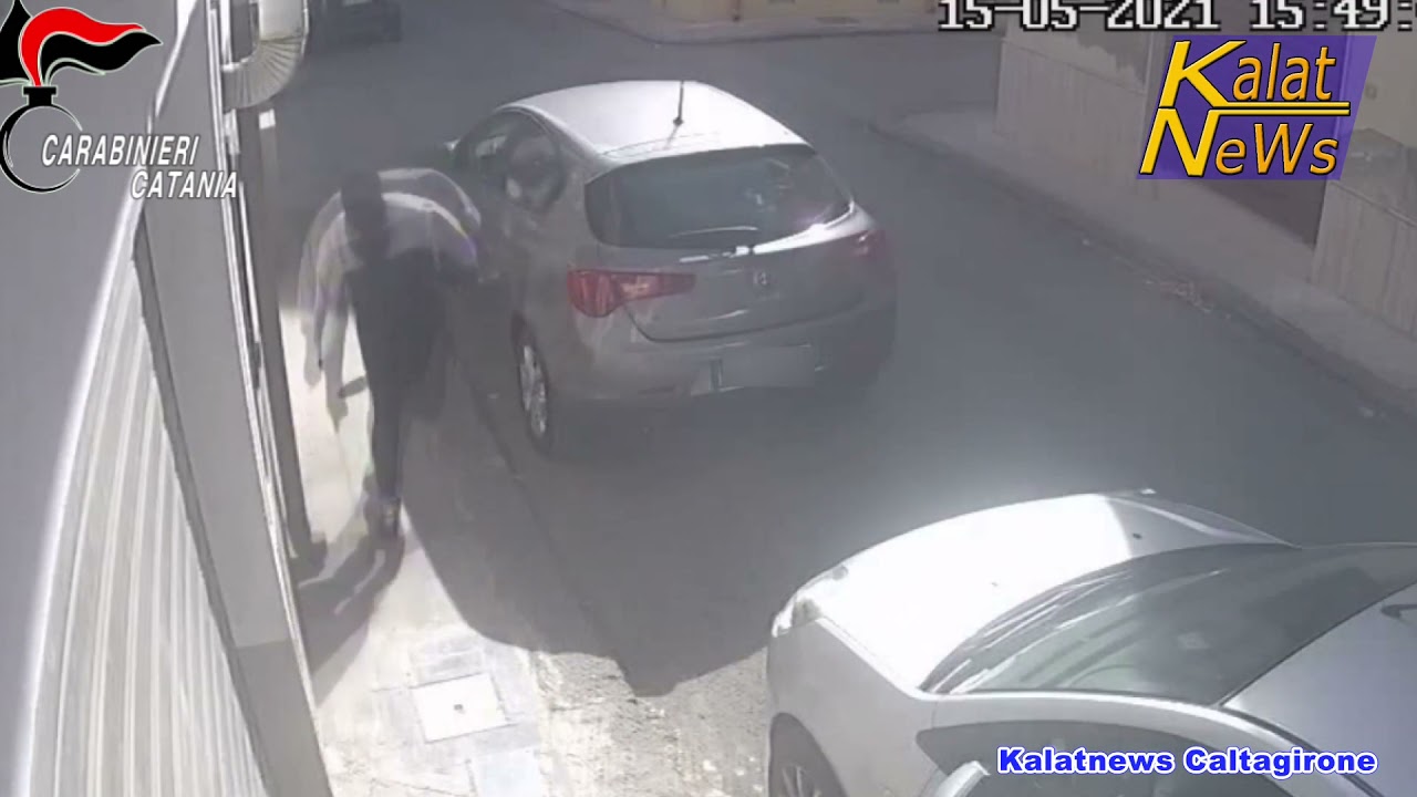 Grammichele, tentata rapina con una mannaia, il tabaccaio li mise in fuga con un bastone: 2 arresti