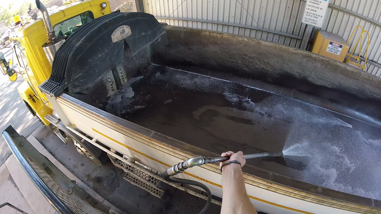 E120 SPRAYING THE TRUCK BIN TO PREVENT THE ASPHALT FROM STICKING. THE SECRET WEAPON. POV DUMP TRUCK.