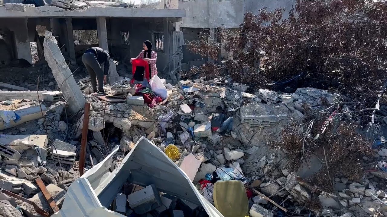 مواطنون يتفقدون منازلهم التي دمرتها قوات الاحتلال الإسرائيلي شرق مخيم البريج وسط قطاع غزة