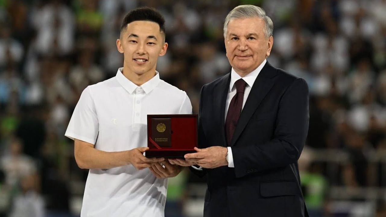 Shavkat Mirziyoyev I O‘zbekiston-Qatar futbol o'yiniga tashrifi, taqdirlash marosimi I Axborot 24
