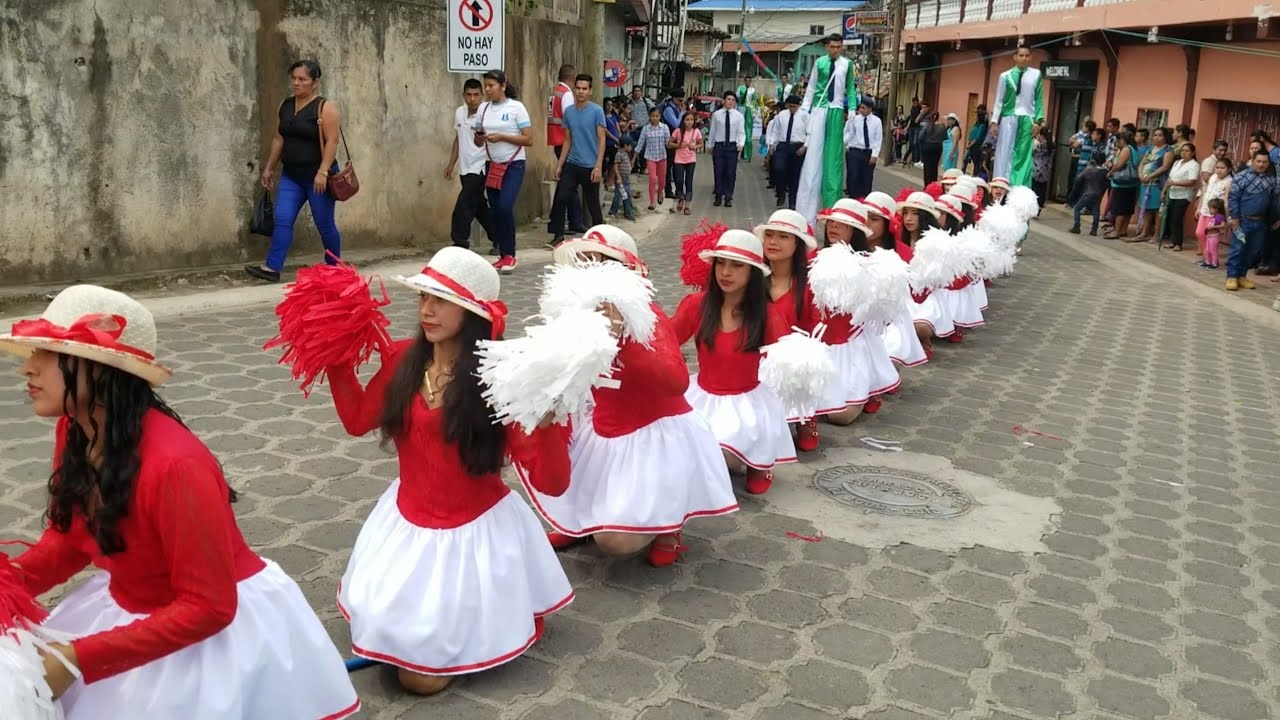 Pasos profesionales de pomponeras #2 en desfile de Camasca - Ediciones Mendoza