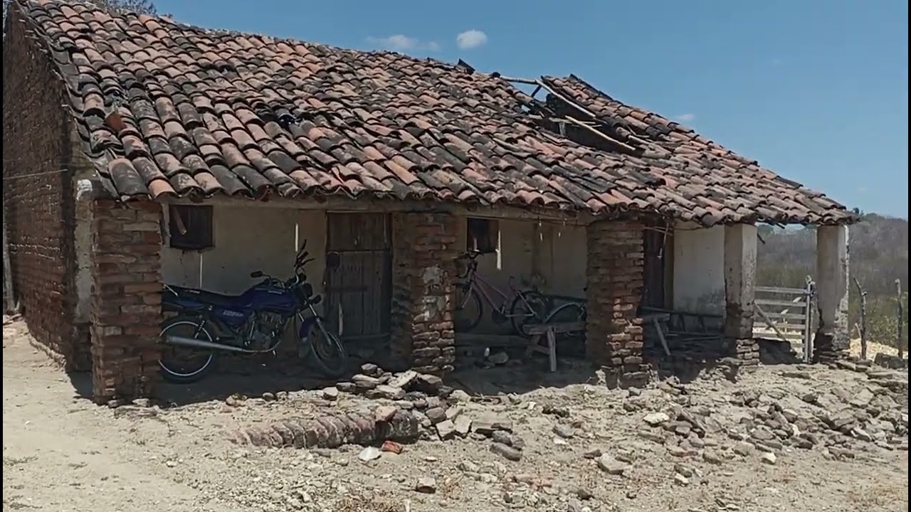 CASA ANTIGA NO SERTAO NORDESTINO