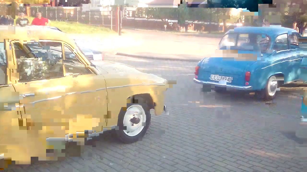Syrena 104 and 105L leaving car meet in Chełm, Poland with classic 2 stroke sound