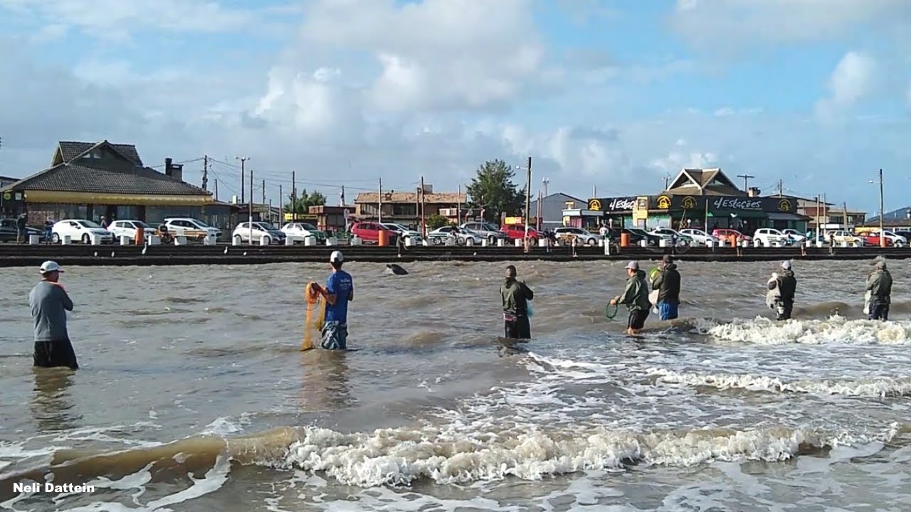 Barra de Tramandaí, 30/03/21, Pescarias, botos dando show e pegando mais peixes que os pescadores.