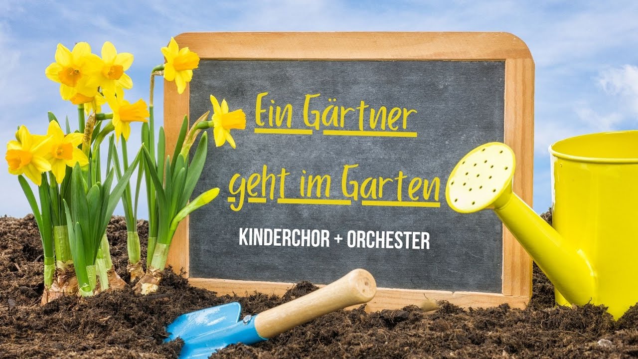 Ein Gärtner geht im Garten