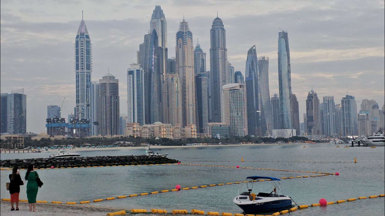 Dubai UAE Walk: Explore 
