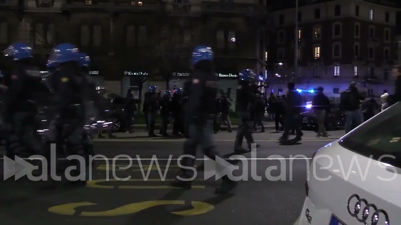 Cospito, corteo degli anarchici a Milano: 