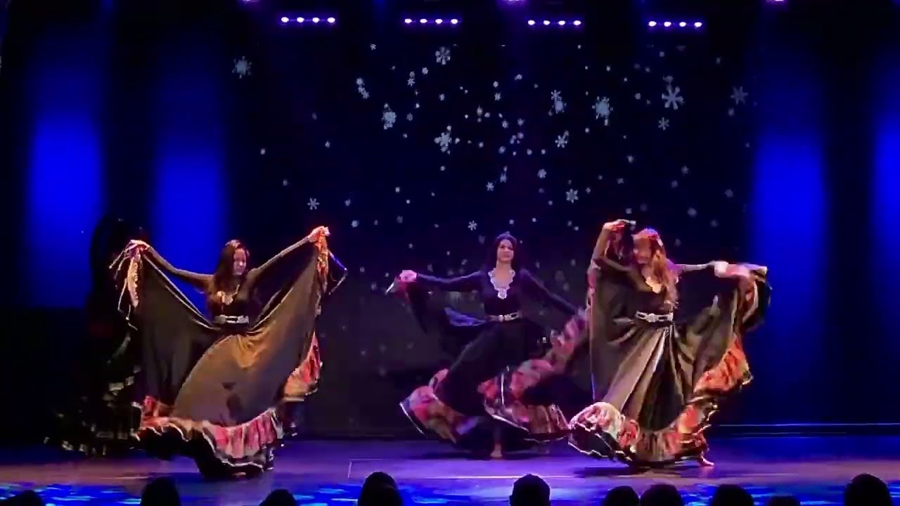 Цыганский танец - Пудрится