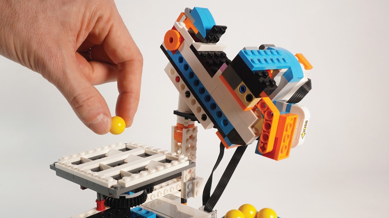This LEGO Robot Never Loses at Tic Tac Toe!