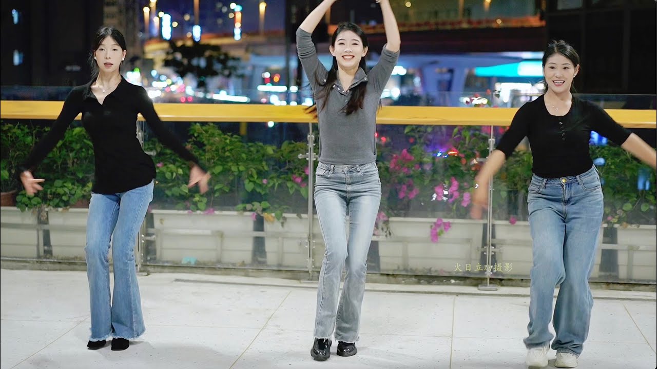 The three closest Tibetan sisters performed the Tibetan dance 