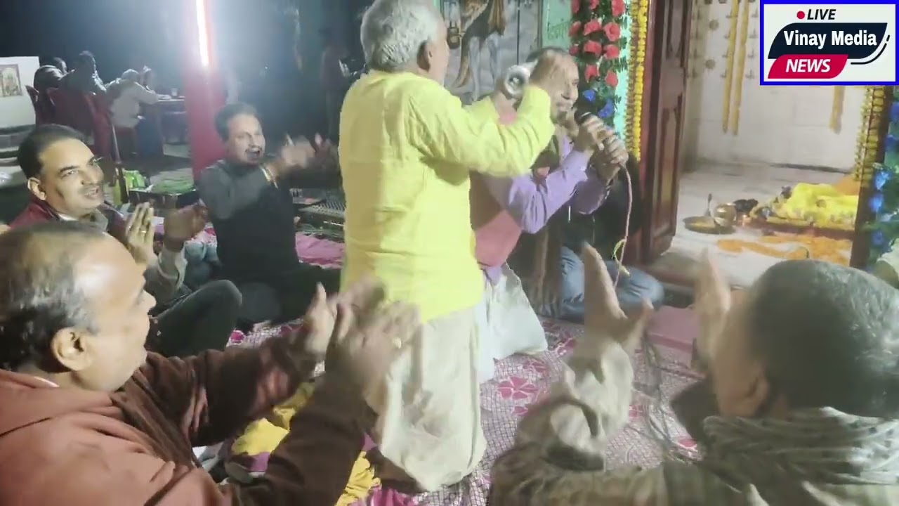 News भीरहा में होली के अवसर पर कलाकार शिवेंद्रजी गौतम जी द्वारा होली गीत प्रस्तुत किया जा रहा है l