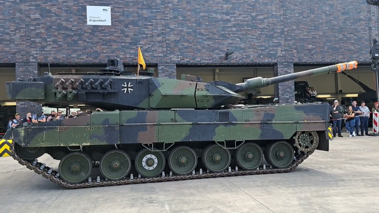 Tag der Bundeswehr 2024 Augustdorf/Ausbau des Motors beim Leopard 2